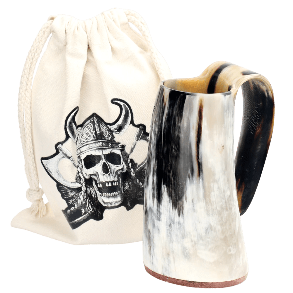Mug viking en véritable corne de bœuf polie avec nuances naturelles noires et blanches. Livré avec un sac en toile de jute imprimé crâne viking.