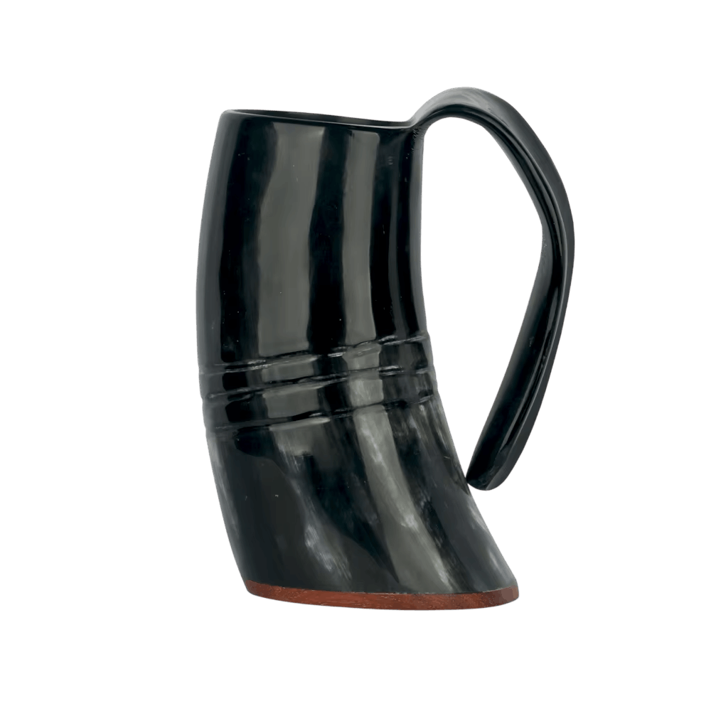 Mug viking en corne de buffle noire polie, deux rainures gravées autour du corps, anse recourbée et fond de bois, sur fond blanc