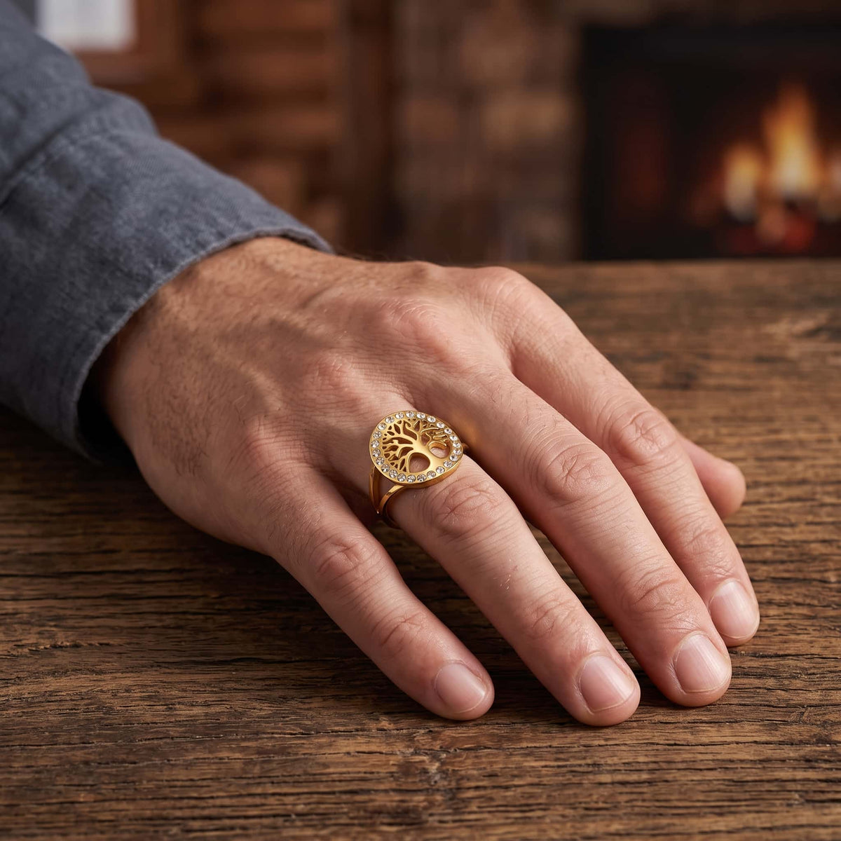 Bague Arbre de Vie : Cercle de Zircons, Dorée, portée au doigt
