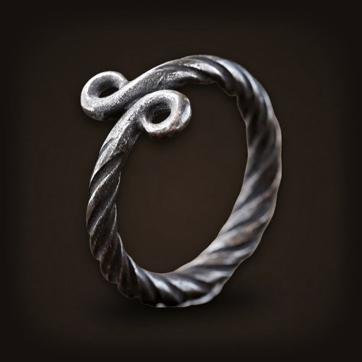 Bague croix de troll en fil d'acier torsadé patiné, extrémités croisées en deux volutes