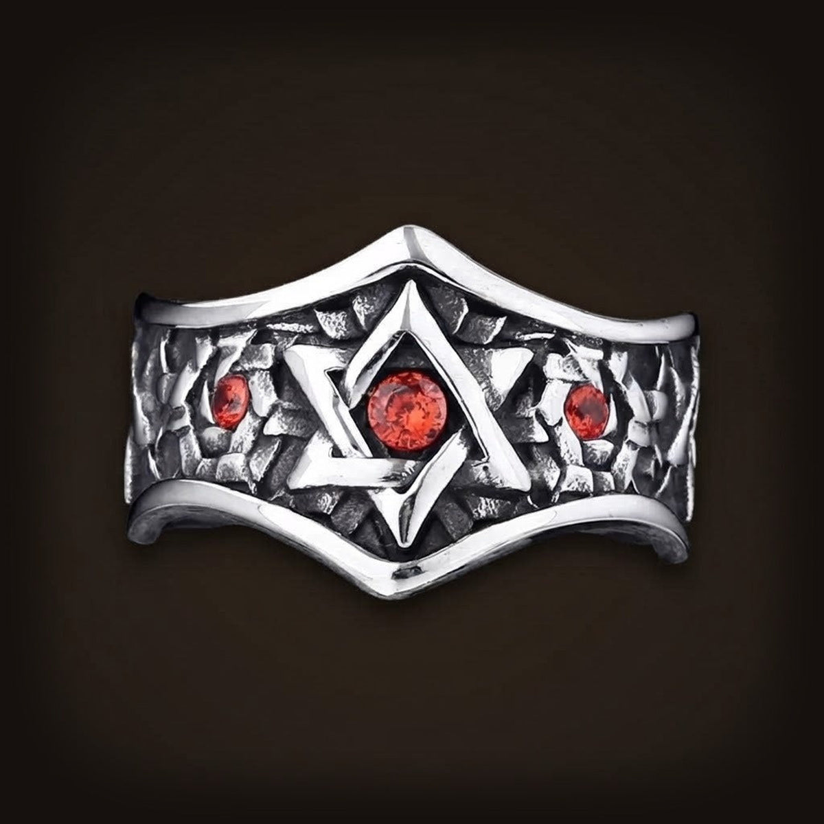 Bague large en acier, étoile à six branches sertie de zircons rouges sur fond martelé noirci
