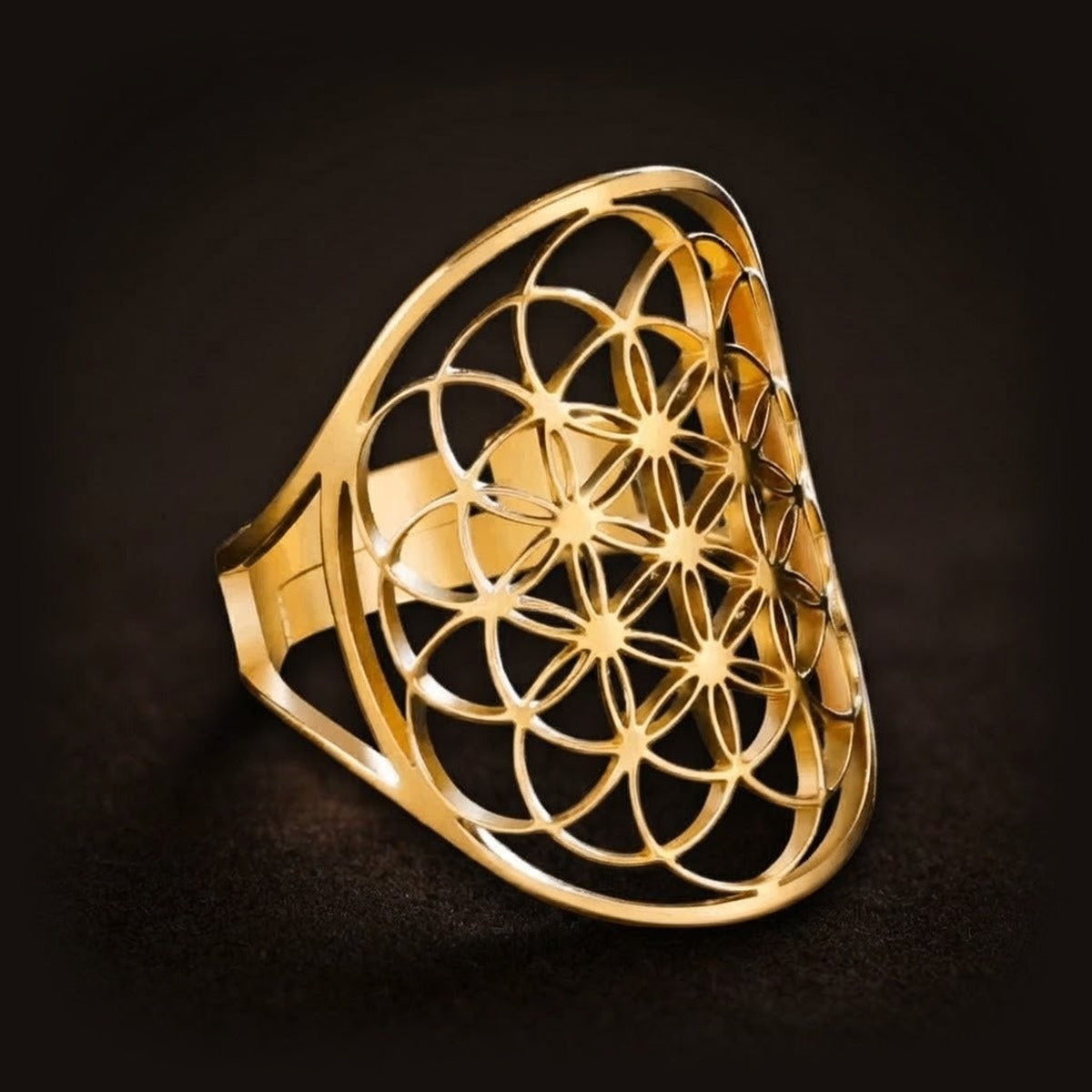 Bague Fleur de Vie ajourée à large plateau, version dorée