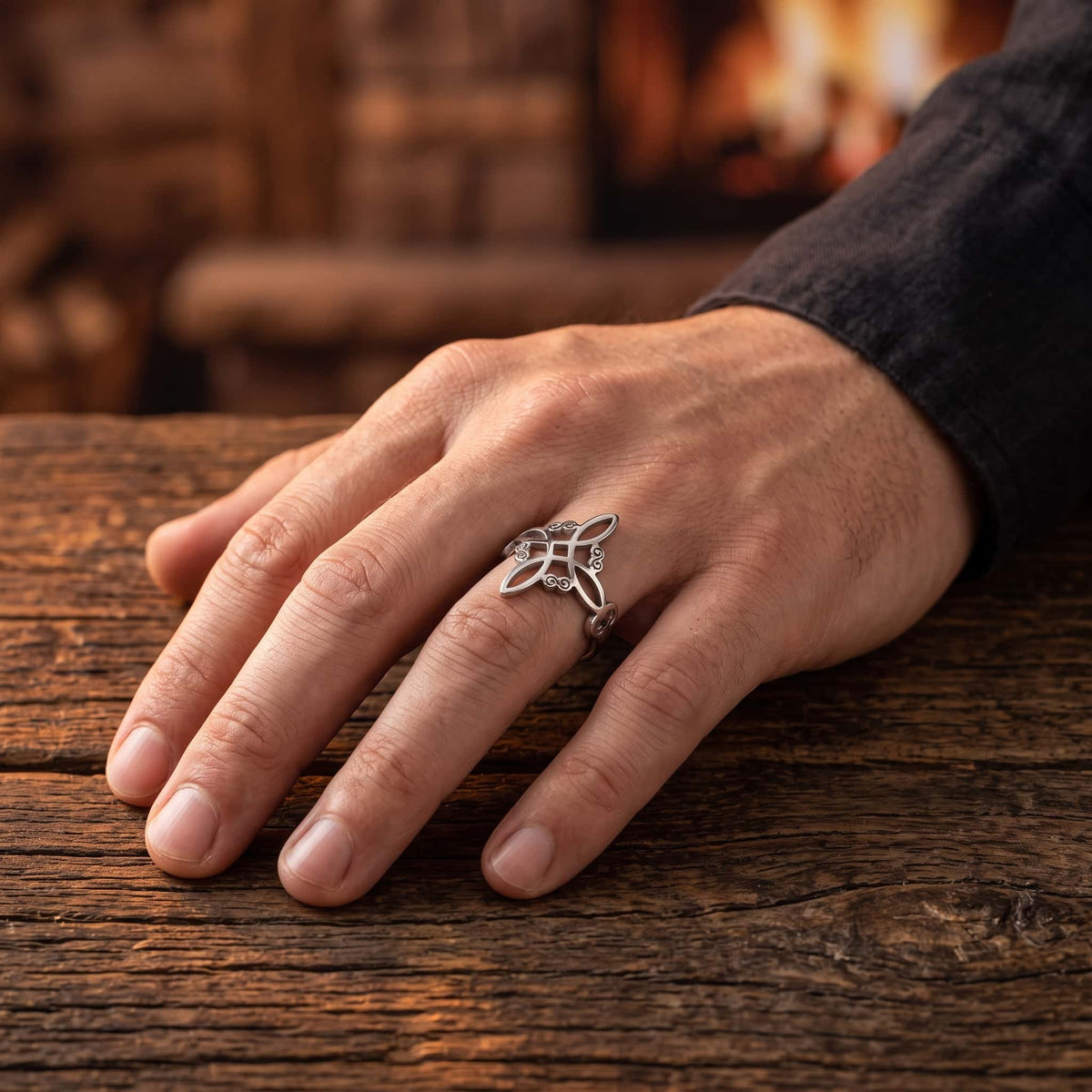 Bague Nœud de Sorcière Fine : Acier Argenté, portée au doigt