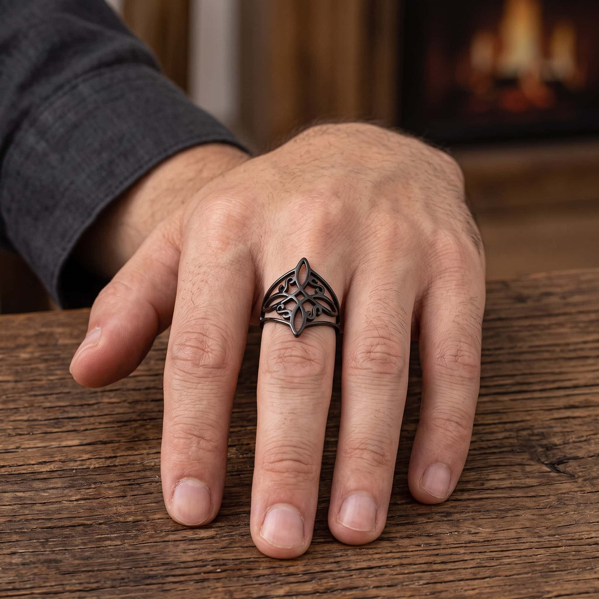 Bague Nœud de Sorcière Noire : Plateau Ajouré, portée au doigt