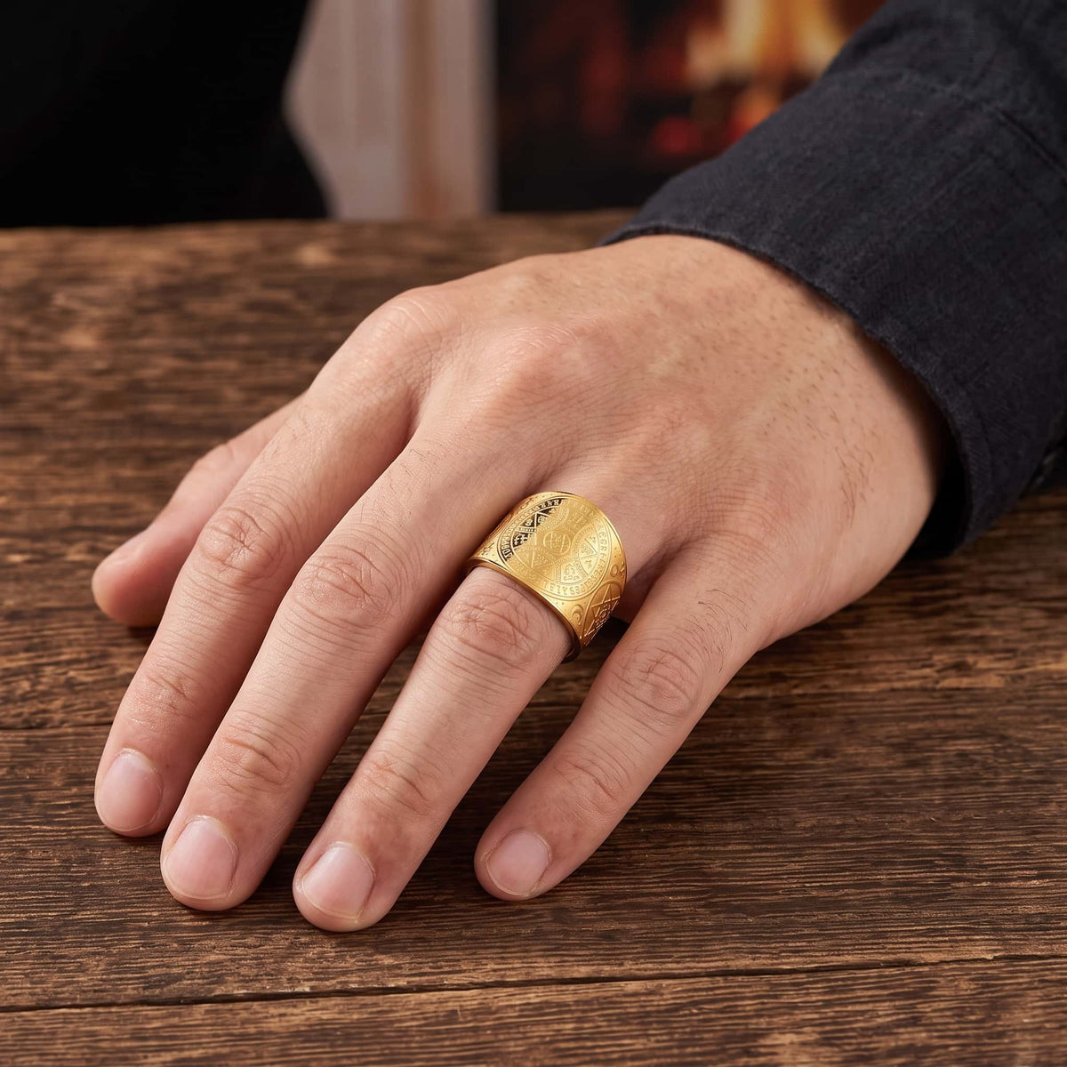 Bague Pentacle du Tétragrammaton : Ouverte, Dorée, portée au doigt