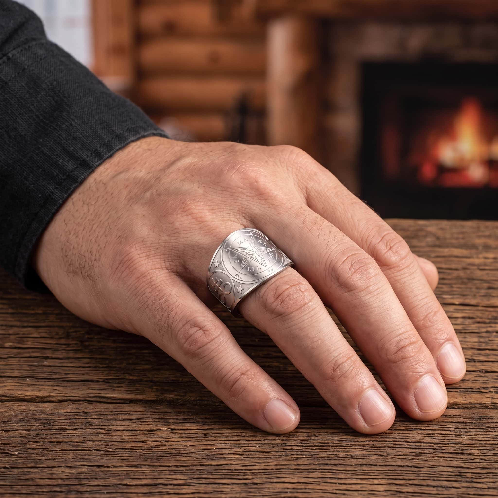 Bague Sigil de Baphomet : Ouverte, Acier Argenté, portée au doigt