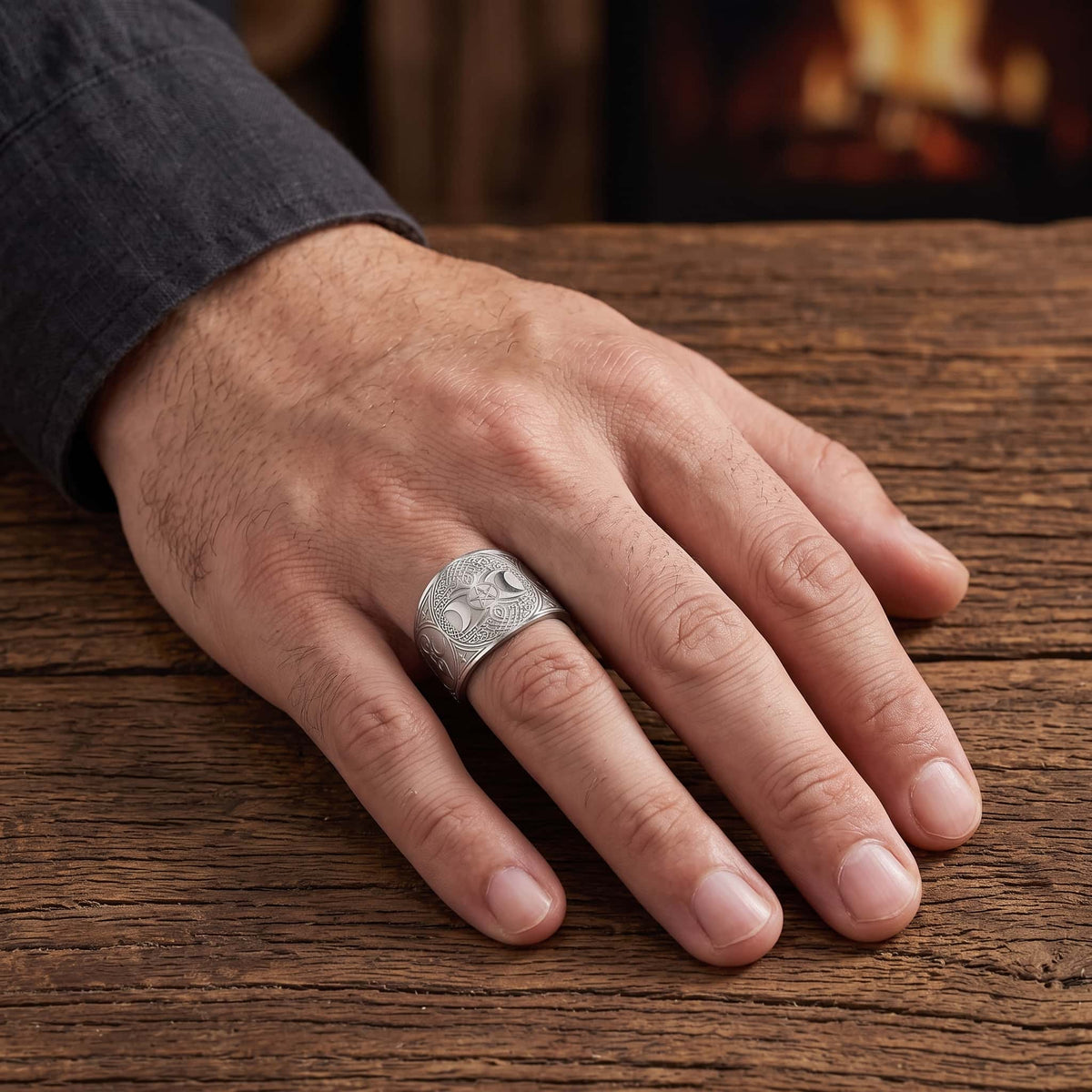 Bague Triple Lune : Ouverte, Acier Argenté, portée au doigt