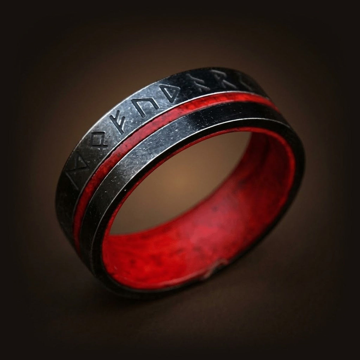Anneau viking en acier sombre à liseré rouge, runes du Futhark gravées sur toute la circonférence