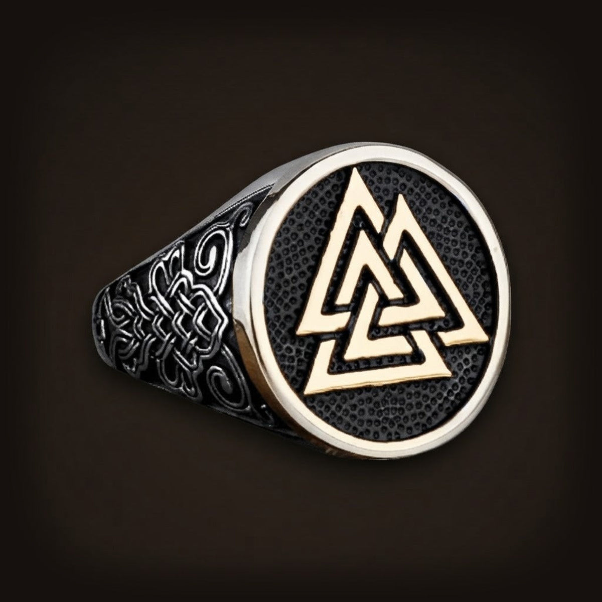 Bague viking chevalière valknut dorée avec entrelacs celtiques noirs en acier inoxydable.