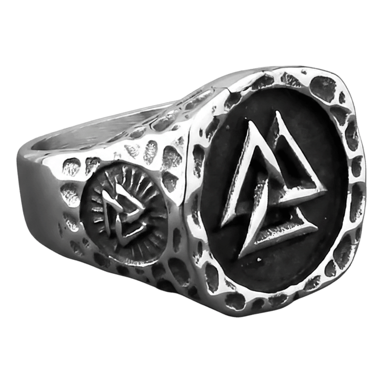 Bague viking chevaliere valknut en acier inoxydable antique texture forgée.