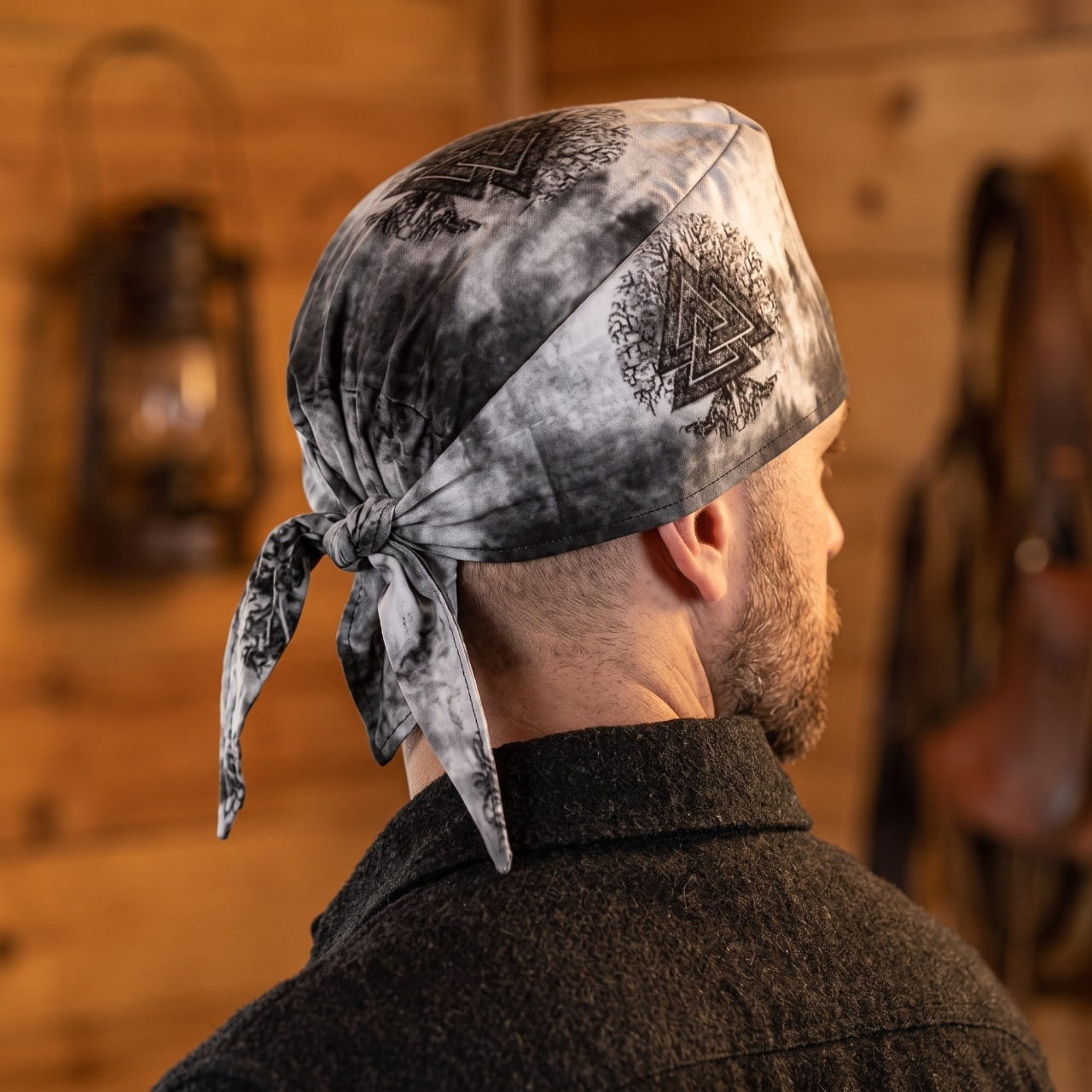 Homme portant le Bandana Viking Valknut Gris Marbré