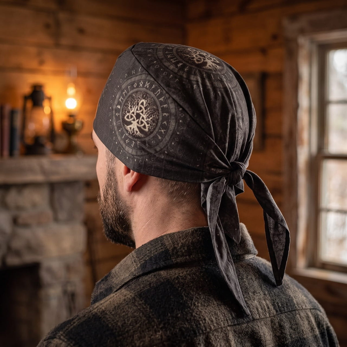 Homme portant le Bandana Viking Vegvísir Anthracite