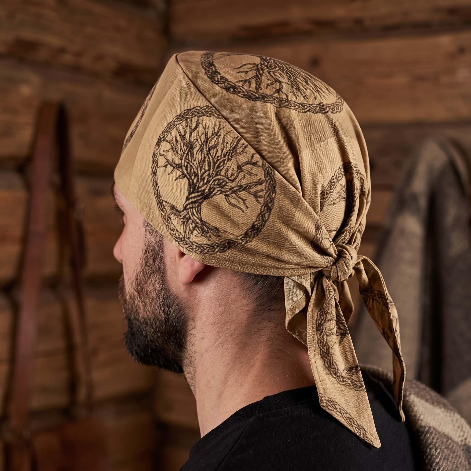 Homme portant le Bandana Viking Yggdrasil Doré Sable