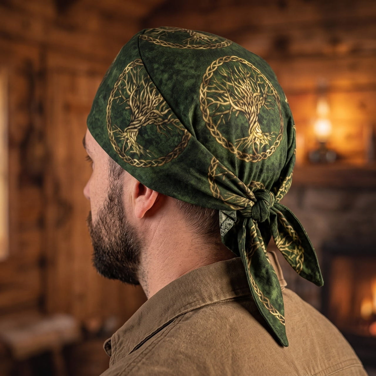 Homme portant le Bandana Viking Yggdrasil Doré Vert Kaki