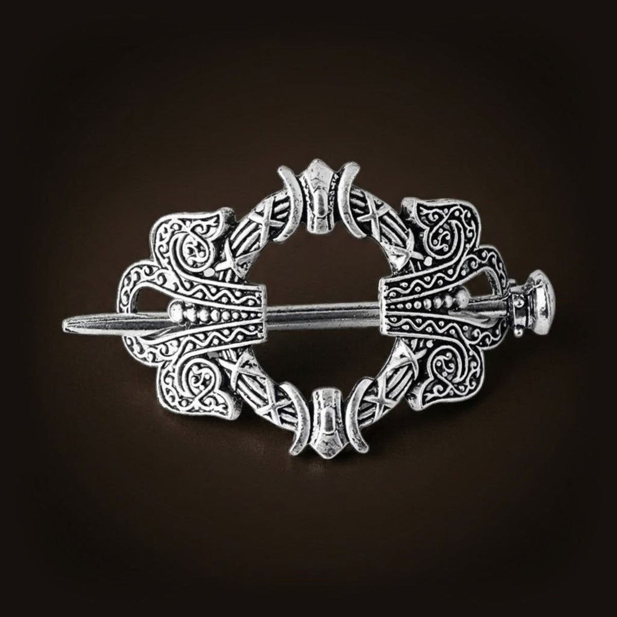 Barrette viking en cercle d’argent vieilli, ciselée de croix, de vagues et de rangs de points, avec sa pique