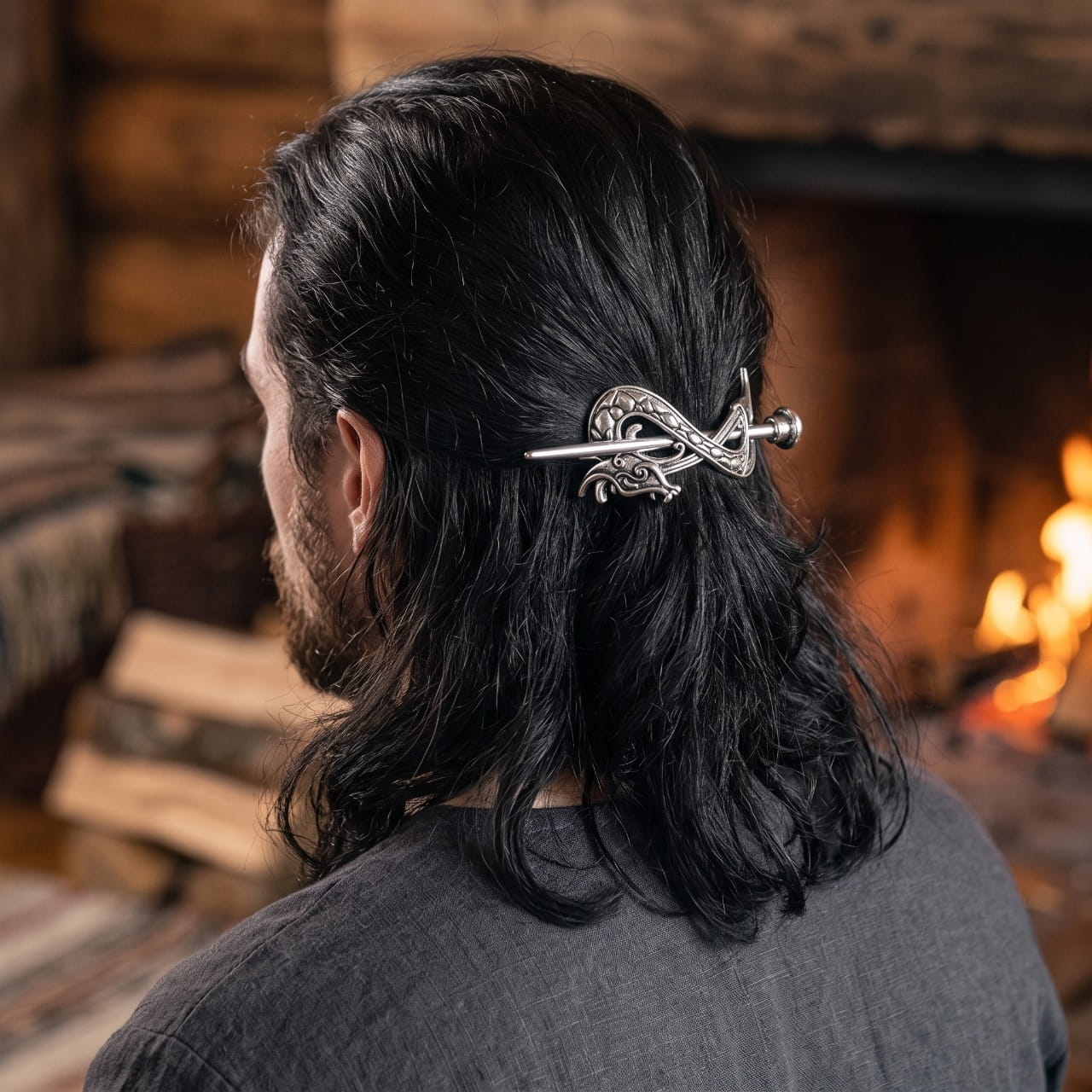 Barrette Viking Dragon Stylisé à Pique, porté