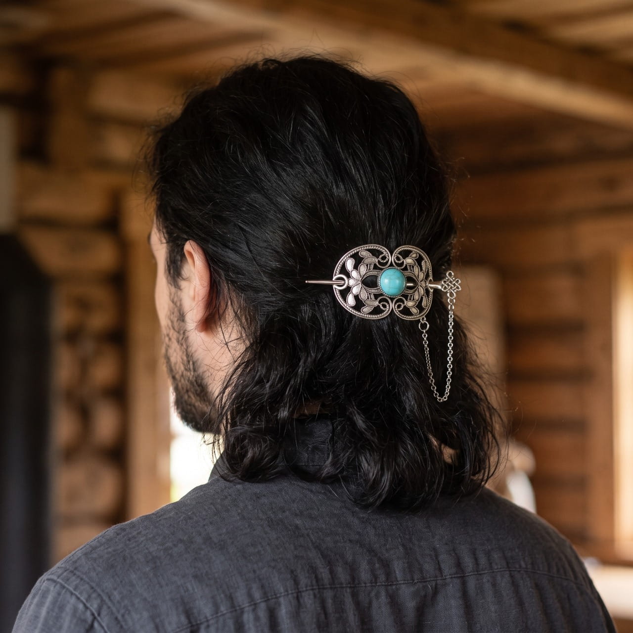 Barrette Viking Filigrane à Gemme Turquoise, porté