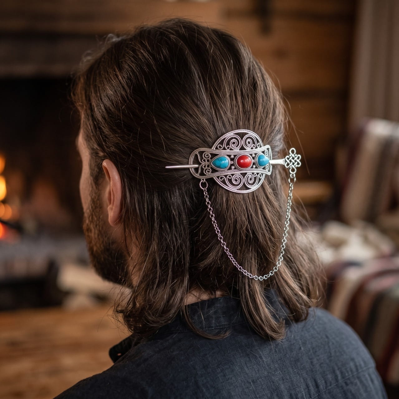 Barrette Viking Filigrane à Trois Gemmes, porté
