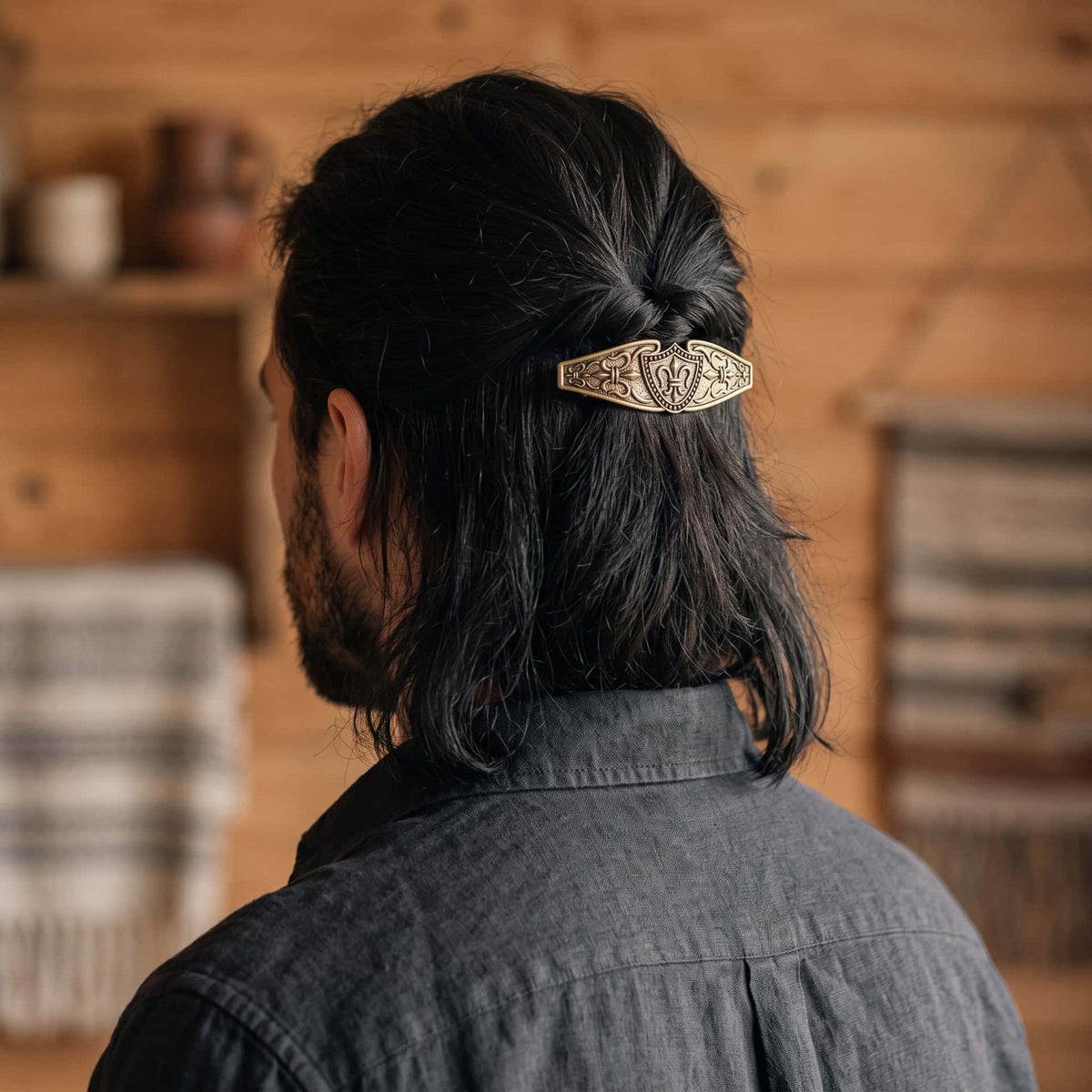 Barrette Viking Ovale Gravée Dorée, porté