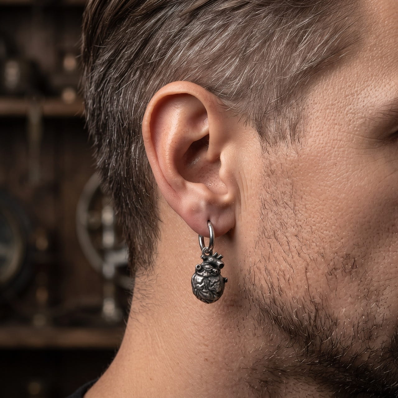 Pendante cœur anatomique en acier portée à l'oreille, ventricules et artères sculptés