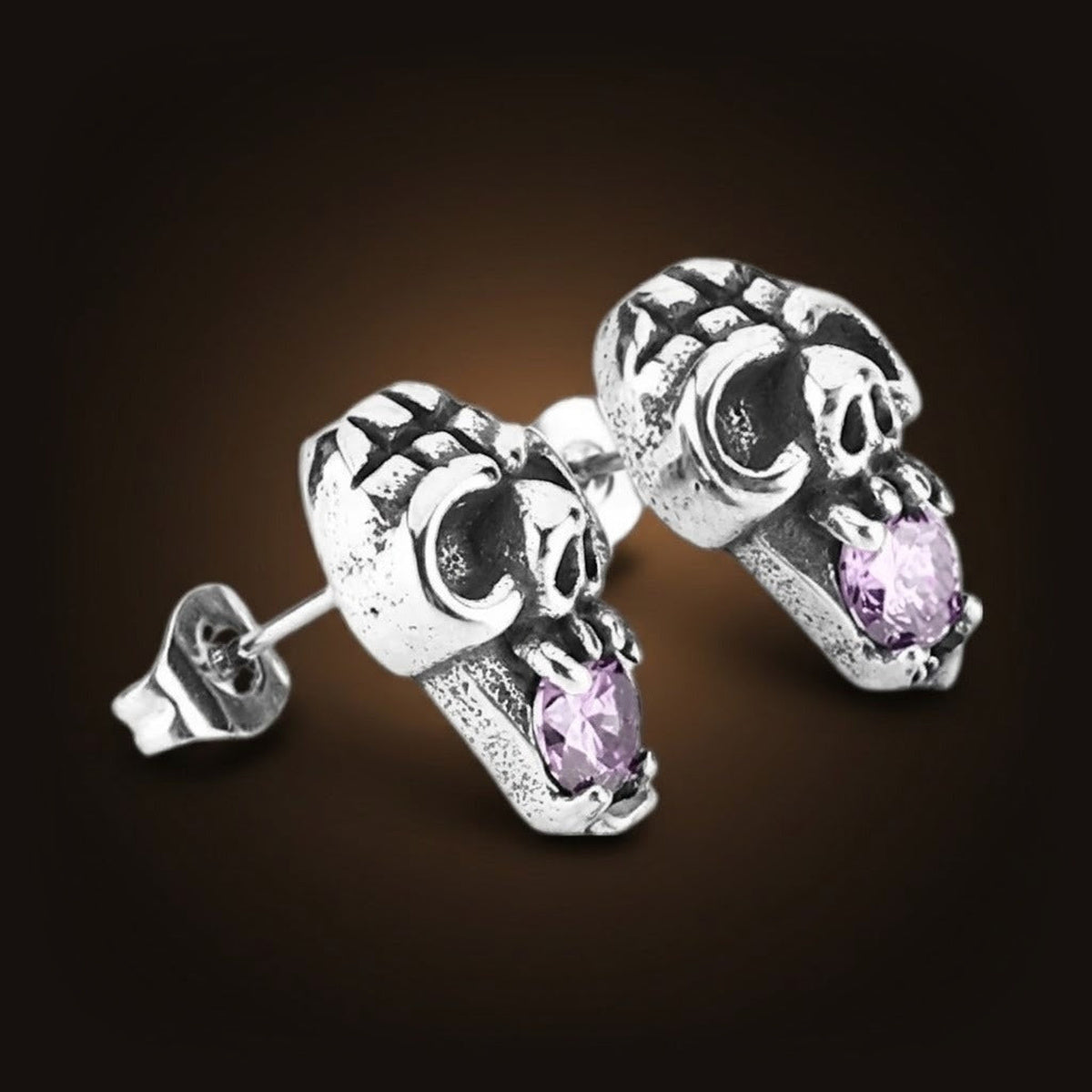 Puces d'oreilles en acier inoxydable, petit crâne gravé surmontant un zircon rose taillé en goutte