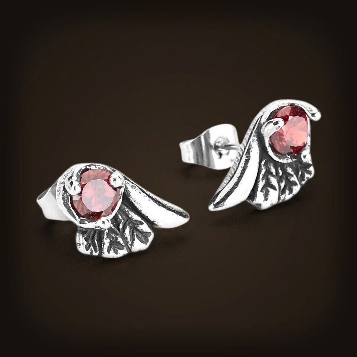 Puces d'oreilles aile repliée en acier inoxydable, plumes gravées en creux et zircon rouge à la base