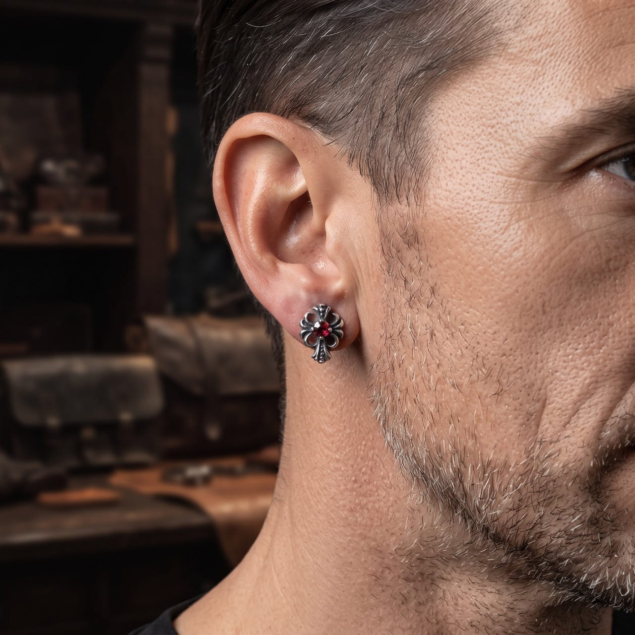 Puce d'oreille rosace à zircon rouge en acier portée au lobe