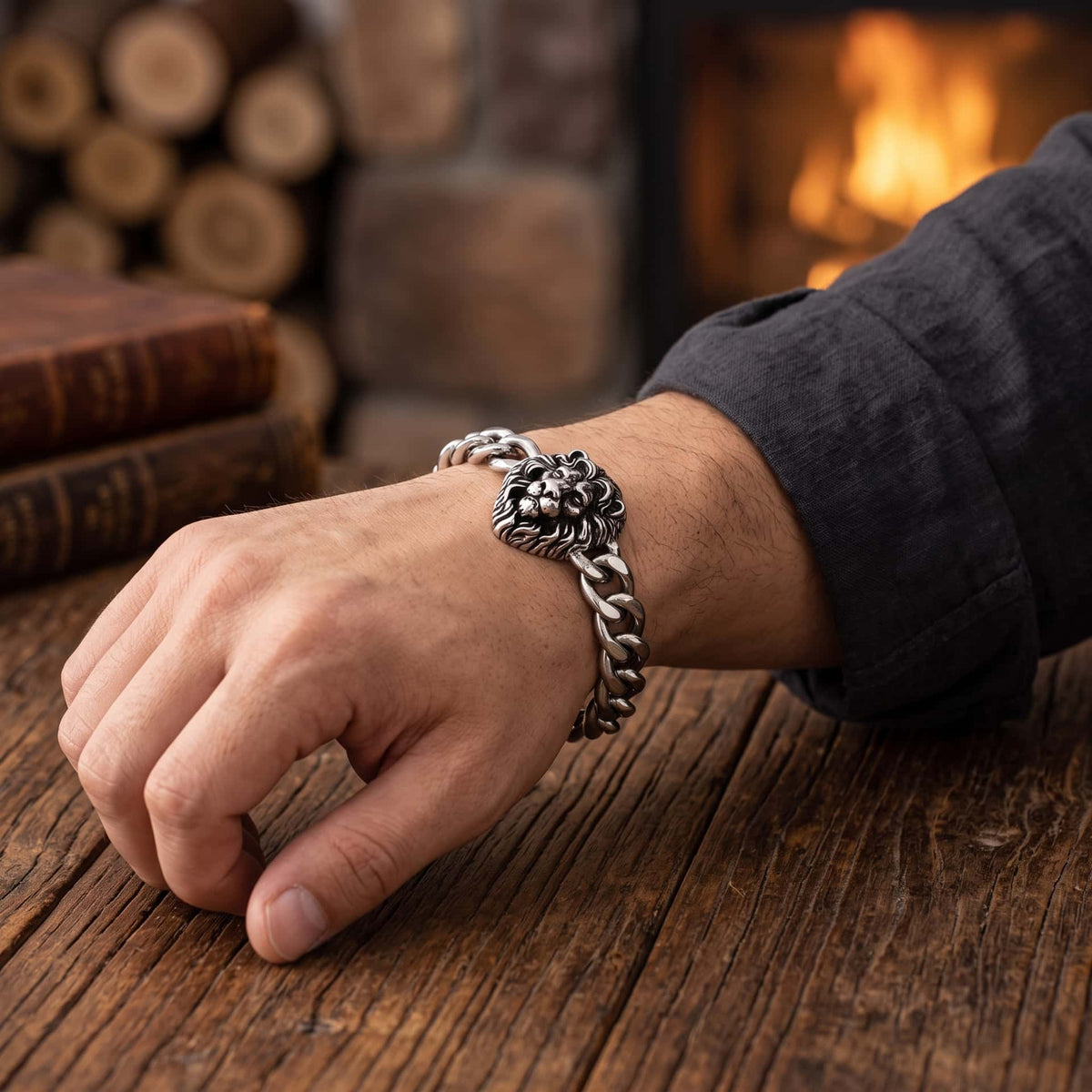 Bracelet Gourmette à Tête de Lion : Acier Massif, porté au poignet