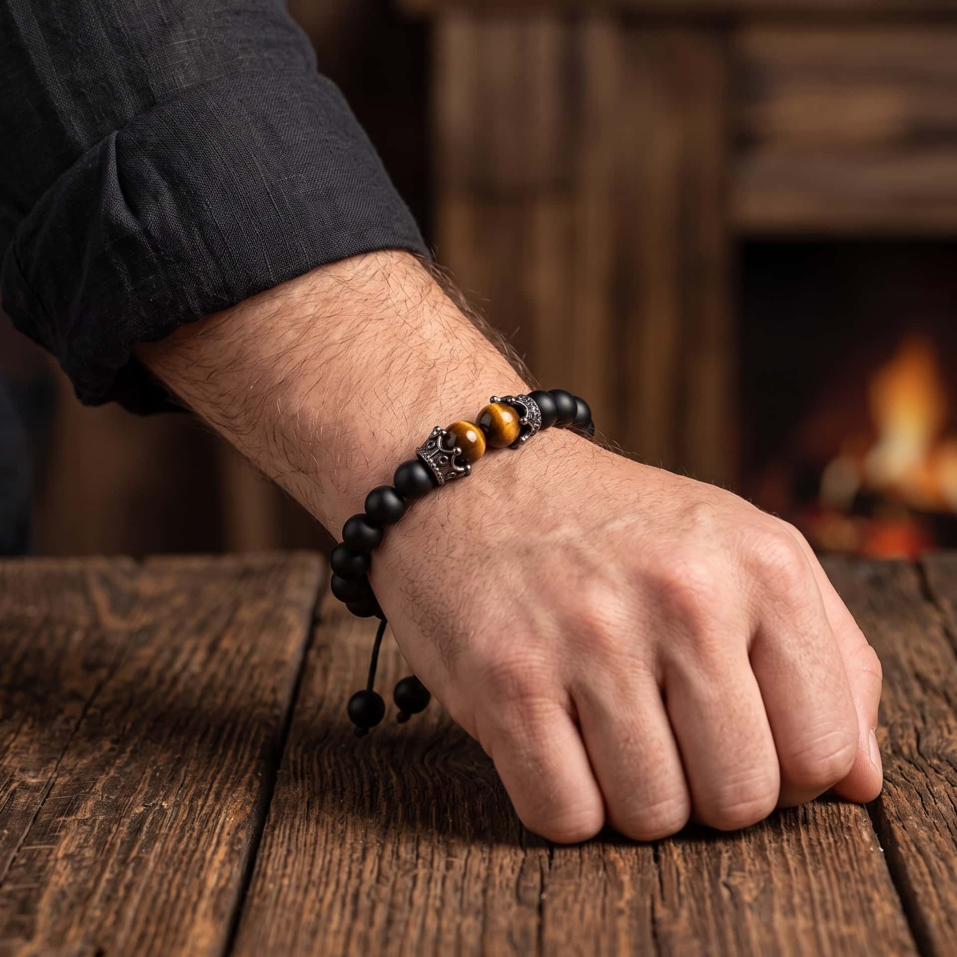 Bracelet de Perles en Agate Noire Mate et Œil-de-Tigre, porté au poignet