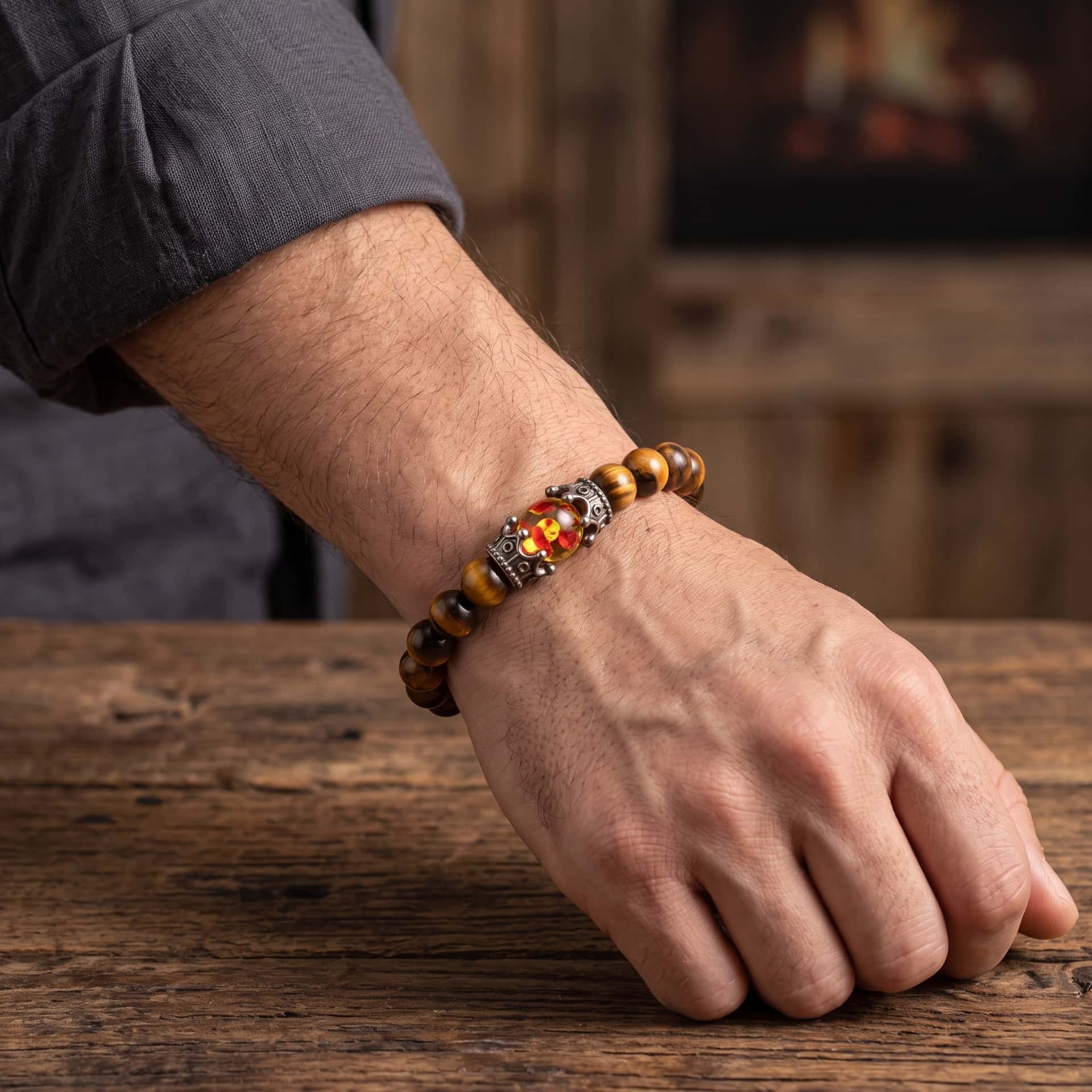 Bracelet de Perles en Œil-de-Tigre Brun : Couronnes Argentées, porté au poignet