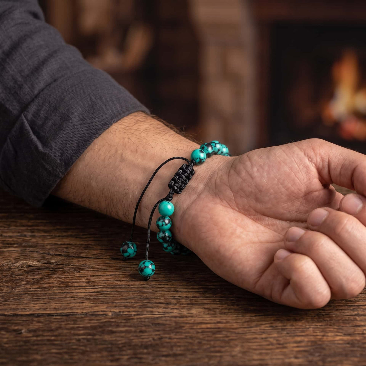 Bracelet de Perles en Turquoise Mouchetée : Cordon Coulissant, porté au poignet