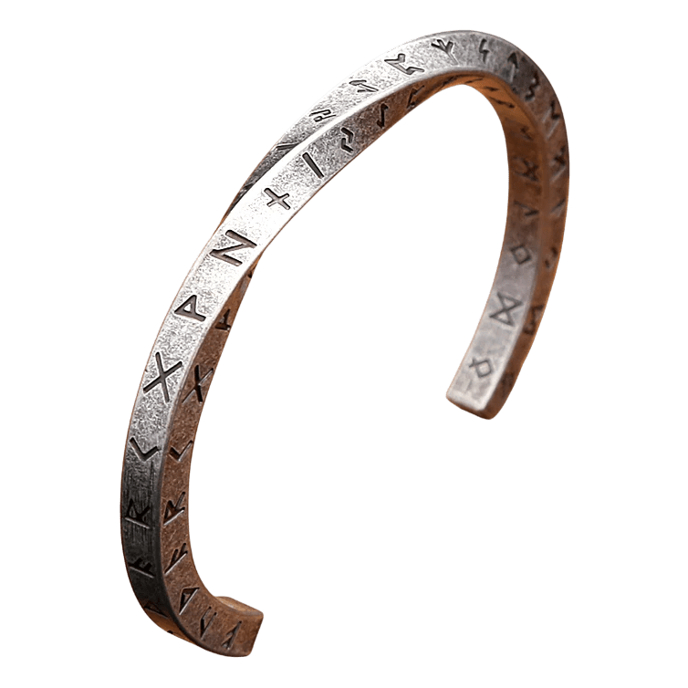Bracelet viking de type jonc en acier inoxydable vieilli avec les 24 runes du Vieux Futhark gravées sur toute la surface.