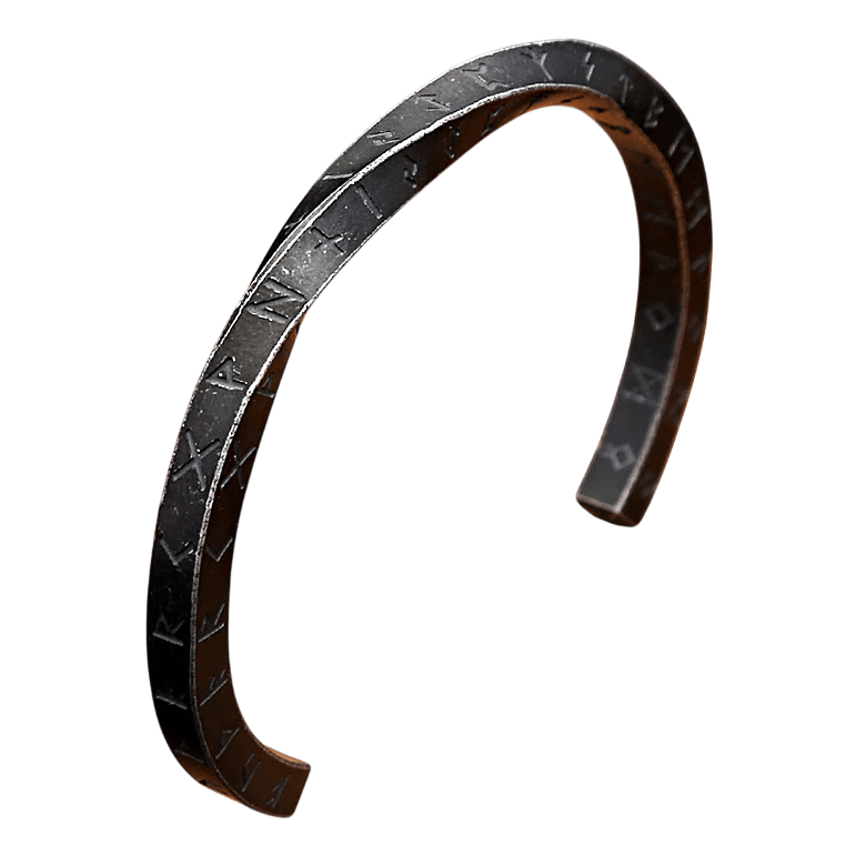 Bracelet viking de type jonc rigide en acier inoxydable finition noire mate avec les 24 runes du Vieux Futhark gravées profondément sur la surface.