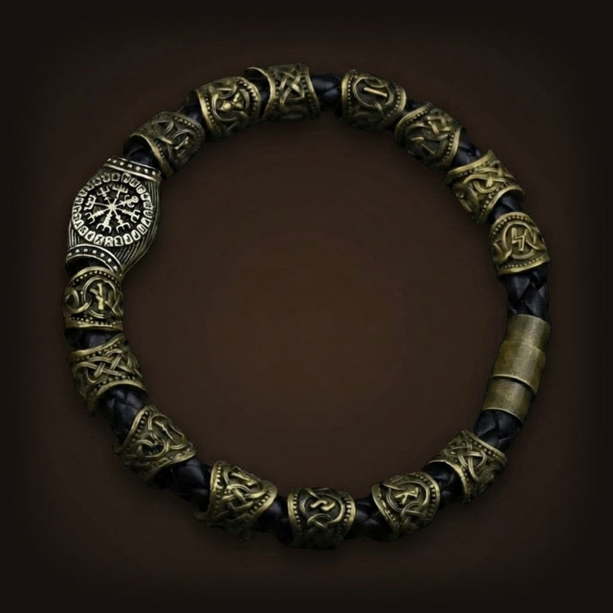 Bracelet viking en cuir noir tressé, perles runiques couleur bronze et plaque Vegvísir cerclée de runes