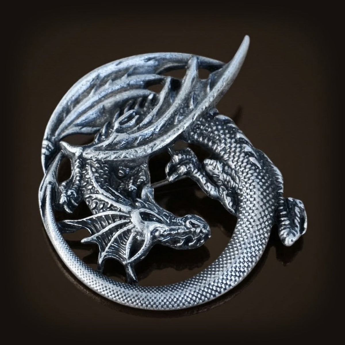 Broche viking ajourée, dragon lové en anneau, alliage finition argent vieilli