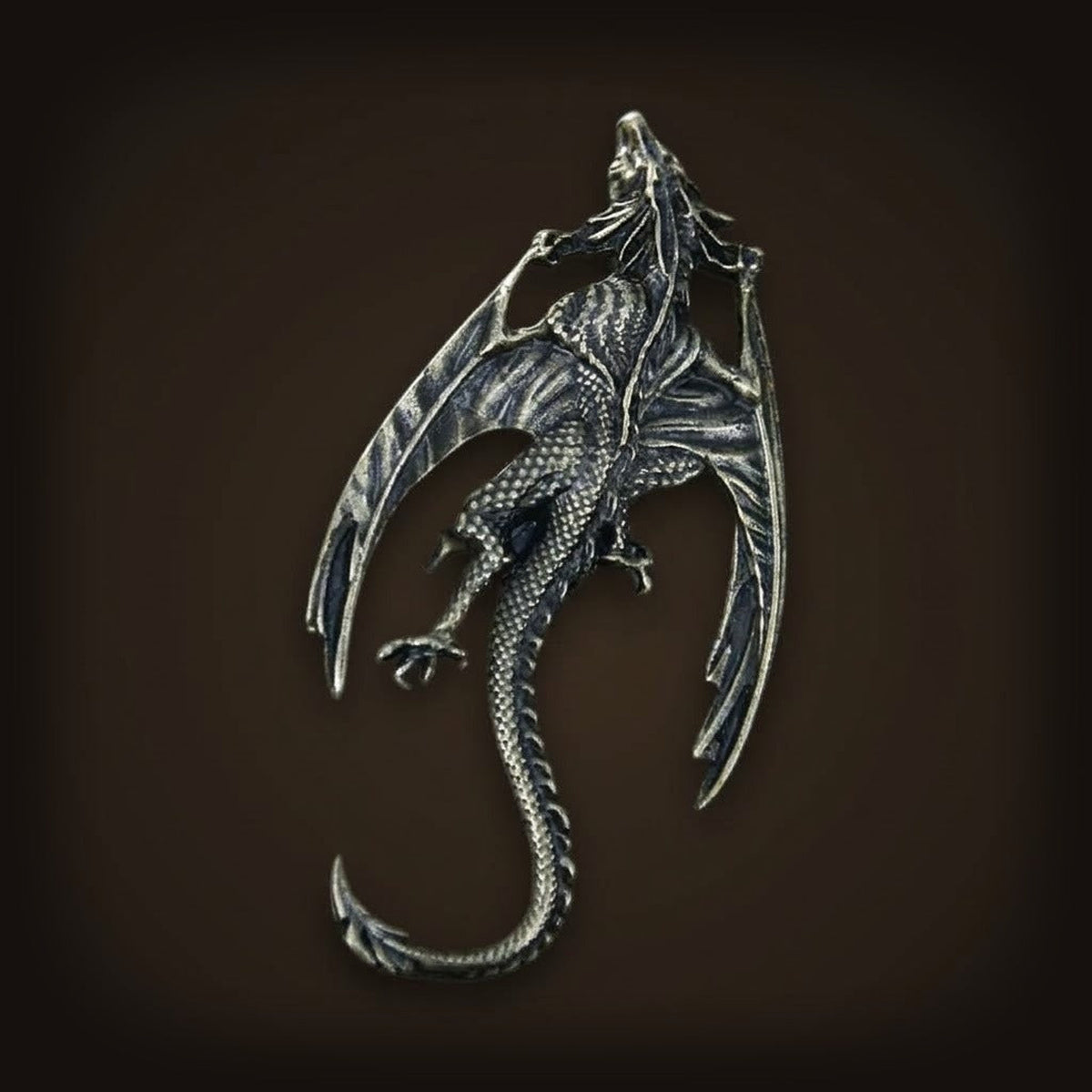 Broche viking dragon perché, alliage finition bronze, ailes repliées et longue queue écailleuse