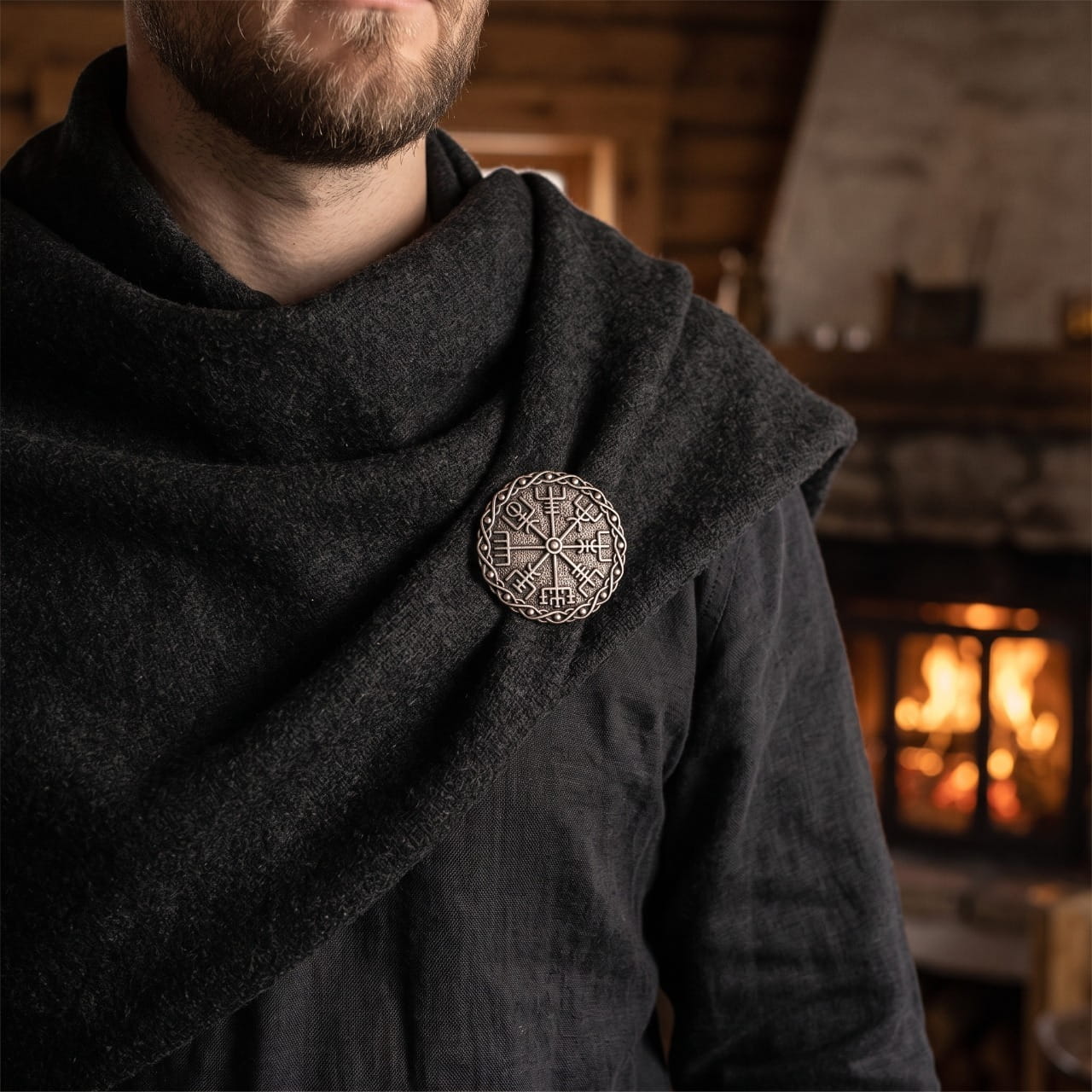 Broche Viking Vegvísir Ronde en Argent Vieilli, porté