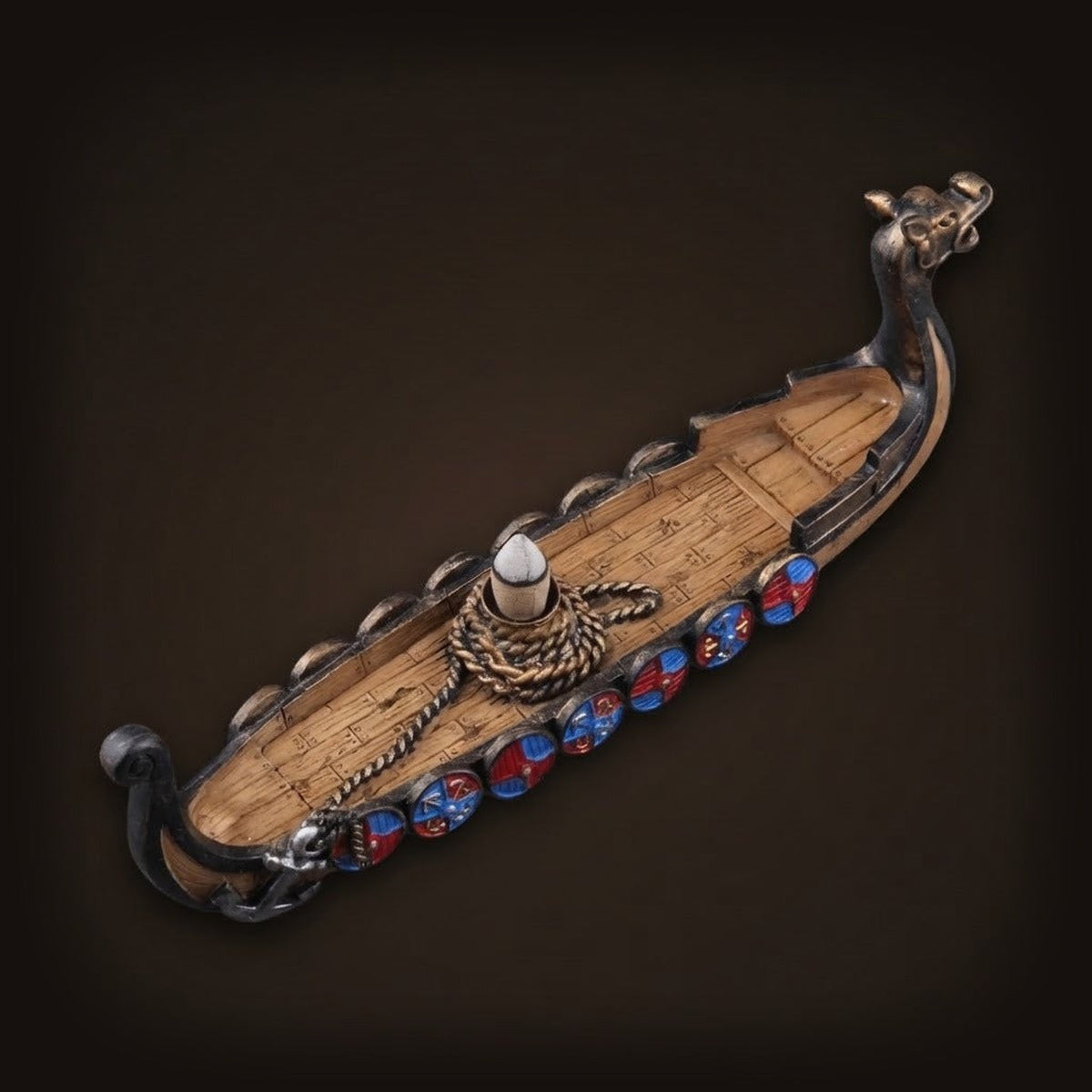 Vue de profil du brûleur d'encens bateau dragon viking, détails de la proue sculptée et des boucliers de décoration viking.