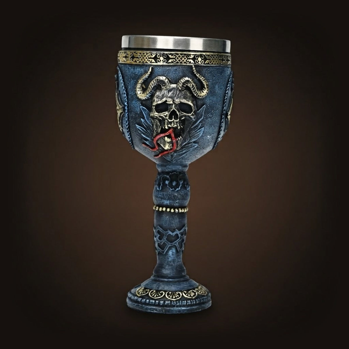 Calice crâne aux cornes de bélier dorées sur coupe bleu ardoise, résine sculptée et godet acier