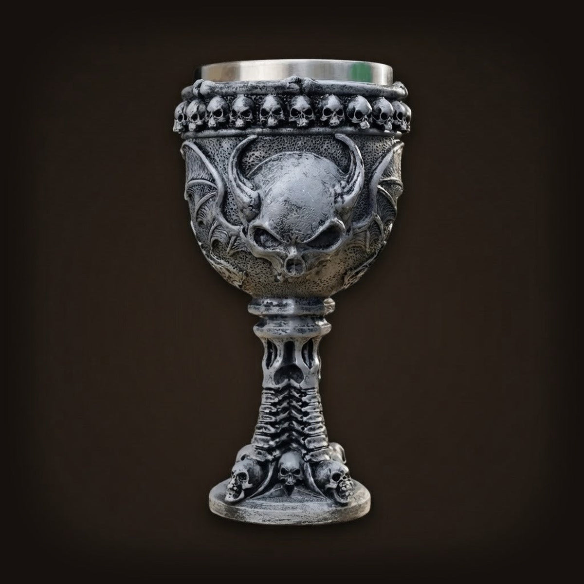 Calice crâne cornu gris pierre avec couronne de crânes et fût en colonne vertébrale