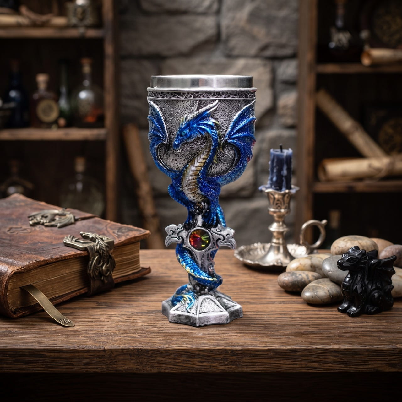 Calice dragon ailé bleu présenté dans une ambiance de trésor nordique