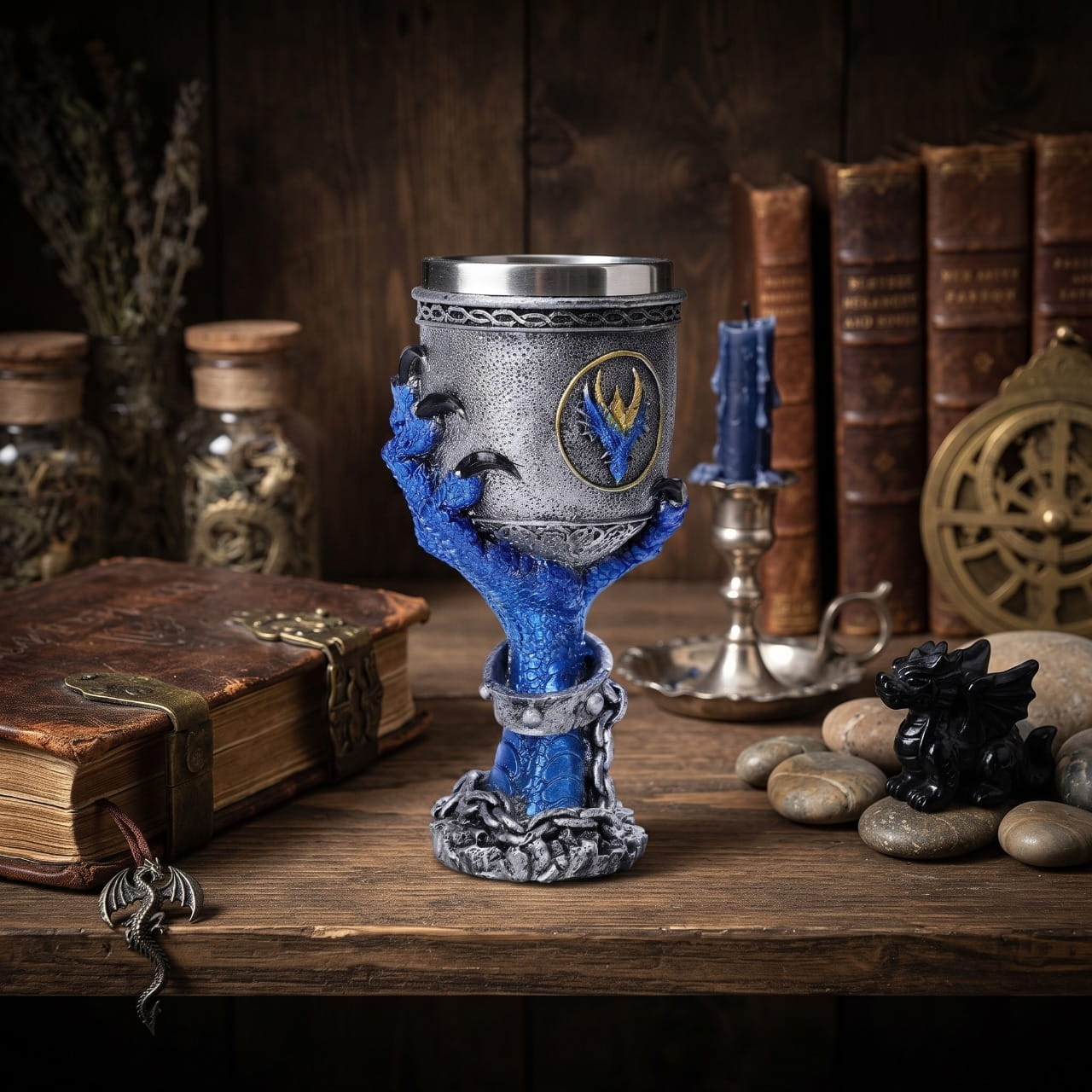 Calice dragon bleu présenté sur une table de banquet en bois sombre