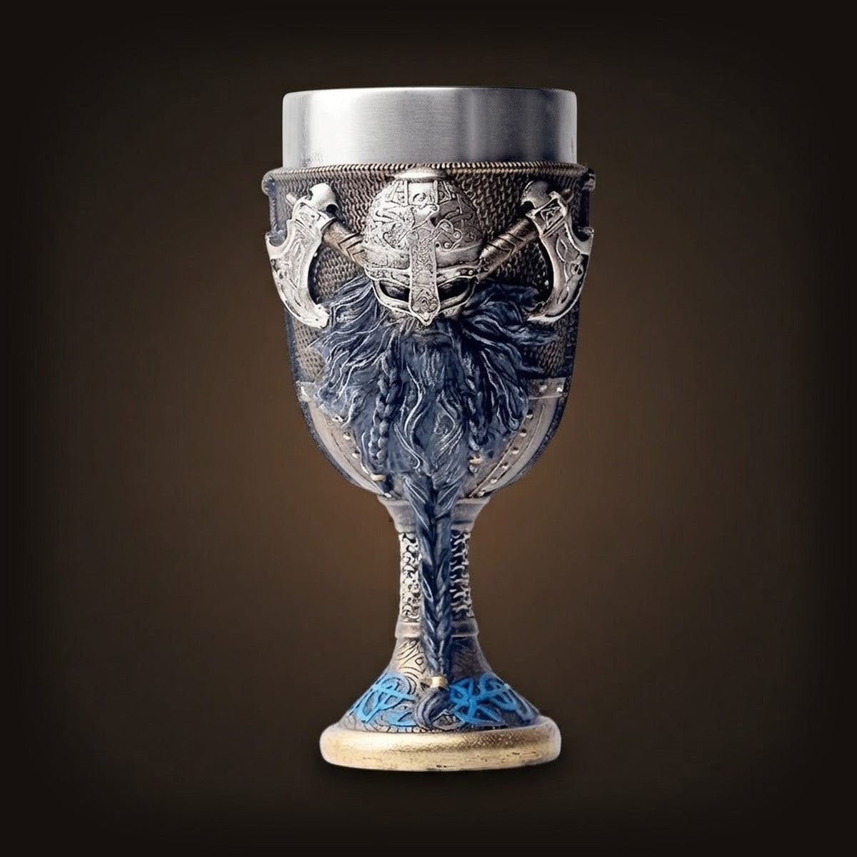 Calice viking guerrier casqué en résine argentée, haches croisées et pied à entrelacs bleus