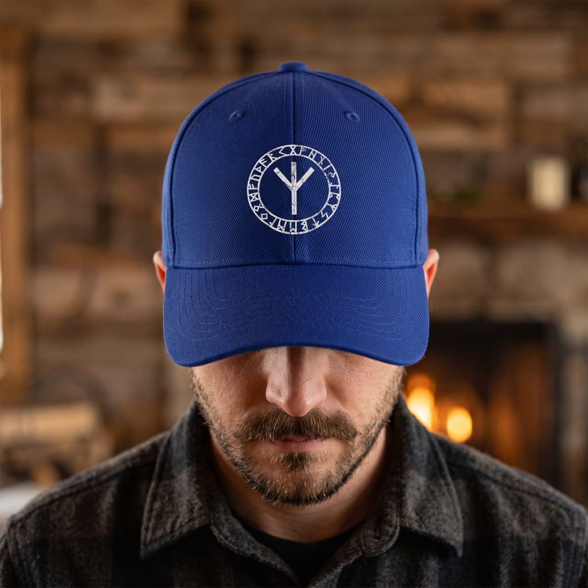 Homme portant la Casquette Viking Rune Algiz Brodée