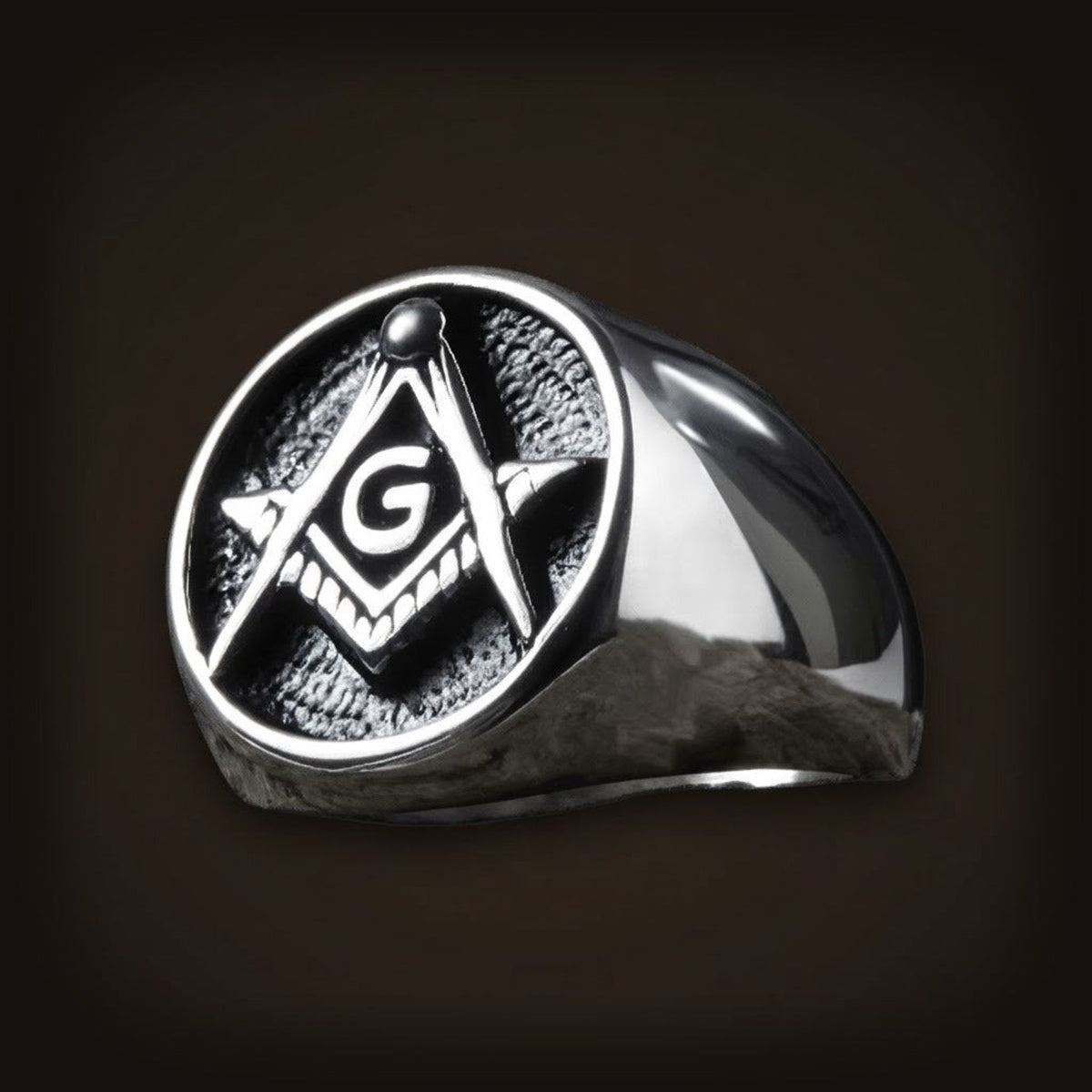 Chevalière ronde en acier, équerre, compas et lettre G en relief poli sur fond noirci