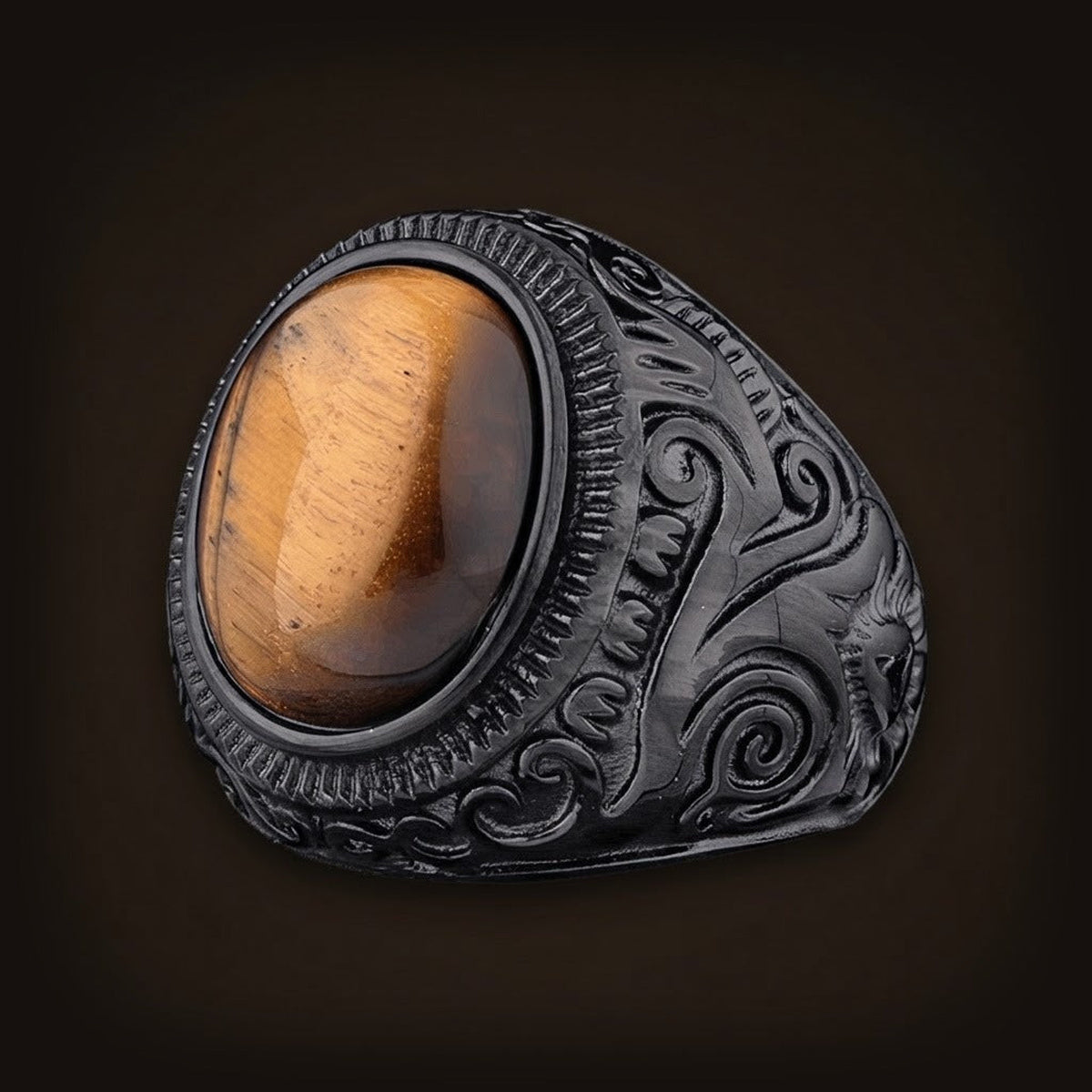 Chevalière en acier noir ciselé de volutes, grand cabochon ovale brun doré façon œil-de-tigre