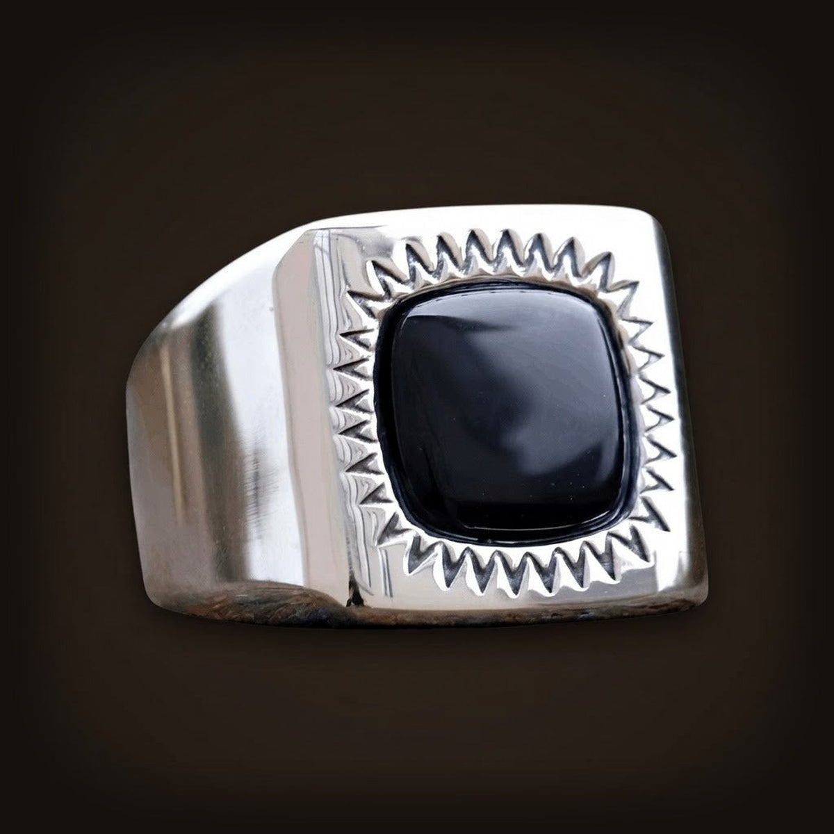 Chevalière en acier poli miroir, cabochon noir carré dans un cadre gravé en soleil