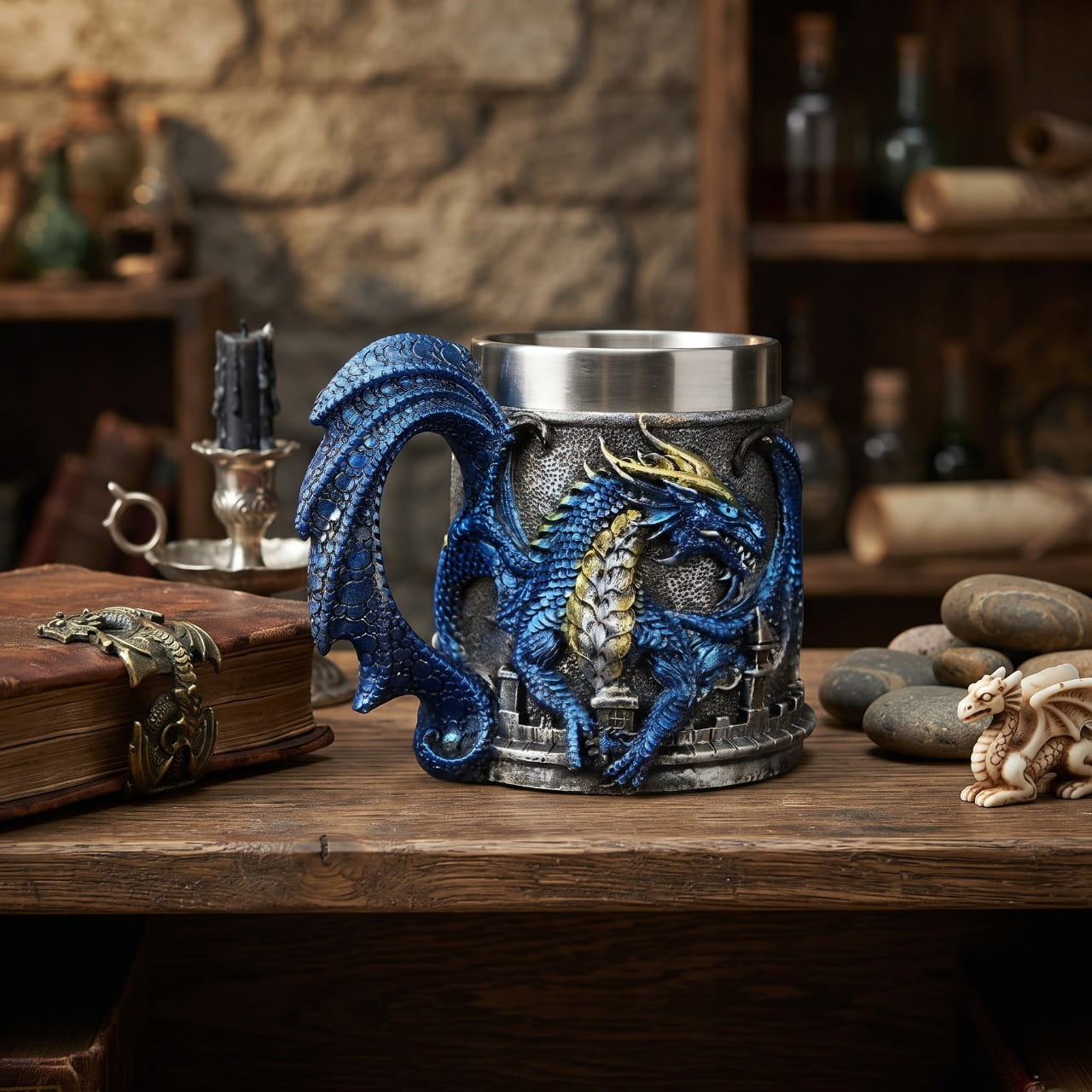 Chope dragon bleu sur rempart posée sur une table de pierre