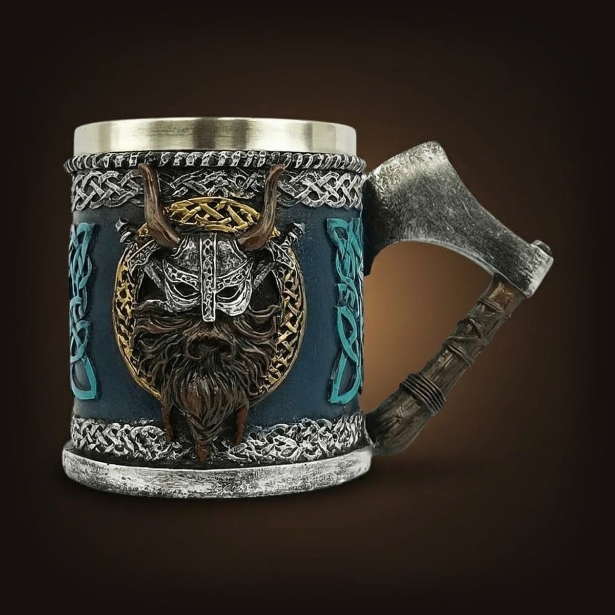Chope viking Le Conquérant 450ml avec anse sculptée en forme de hache de guerre et visage de guerrier casqué. Mug fantaisie bleu et argent.