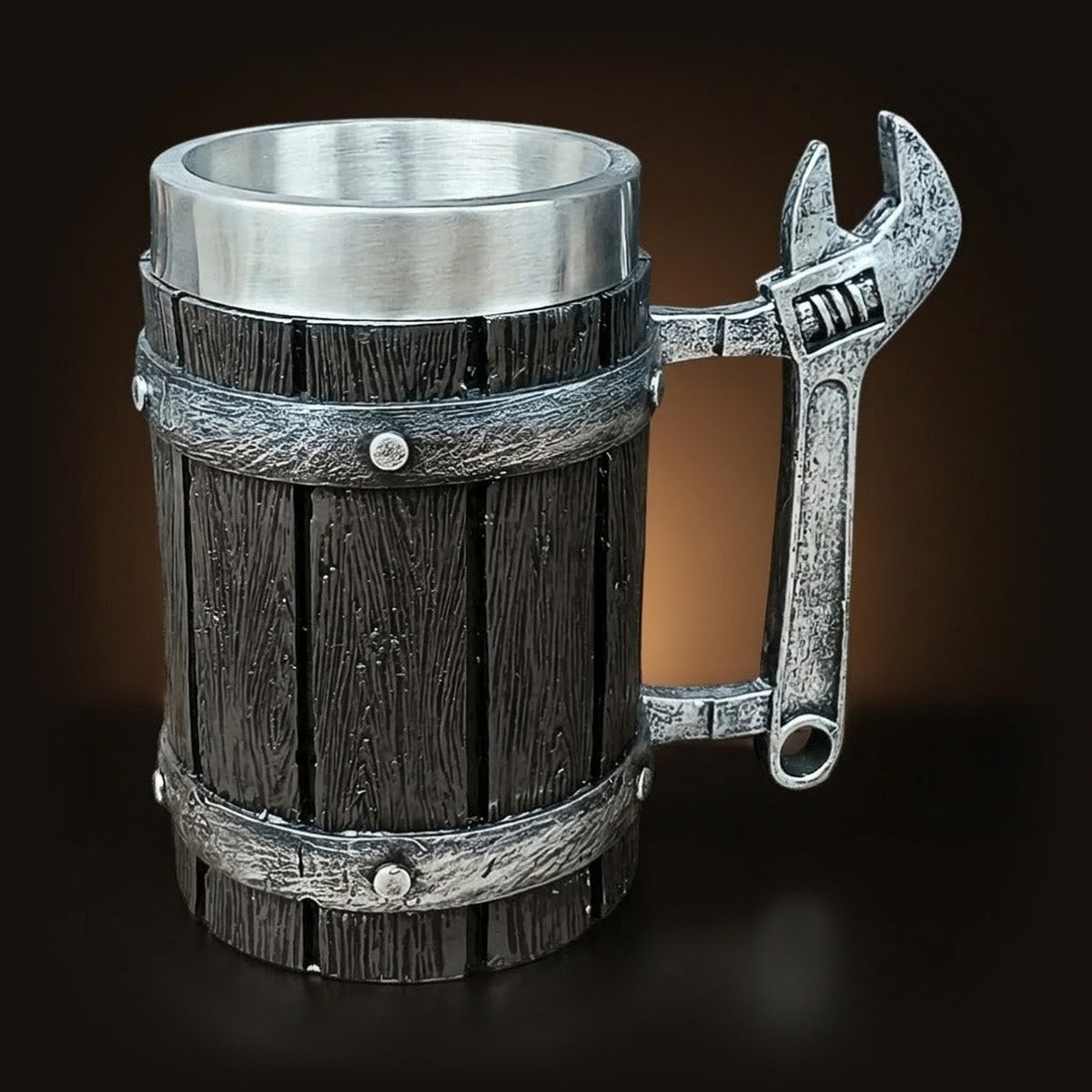 Chope viking imitation bois ébène sombre avec anse détaillée en forme de clé à molette aspect chrome vieilli. Mug pour mécanicien expert.